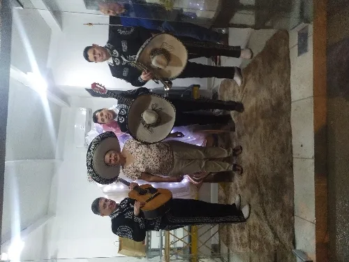 Foto de Rubén Barúa y su mariachi