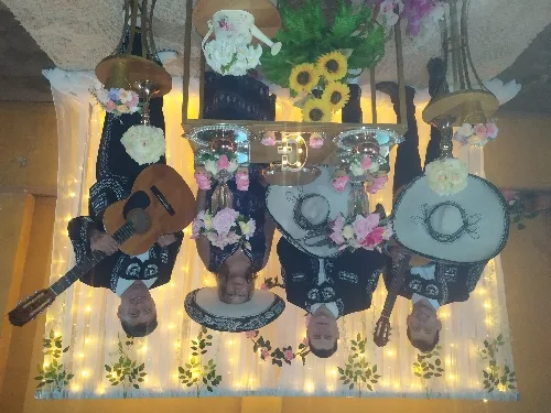 Foto de Rubén Barúa y su mariachi