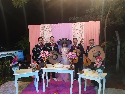 Foto de Rubén Barúa y su mariachi