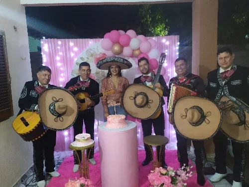 Foto de Rubén Barúa y su mariachi
