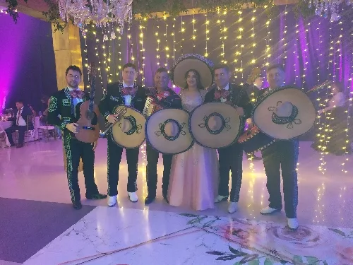 Foto de Rubén Barúa y su mariachi